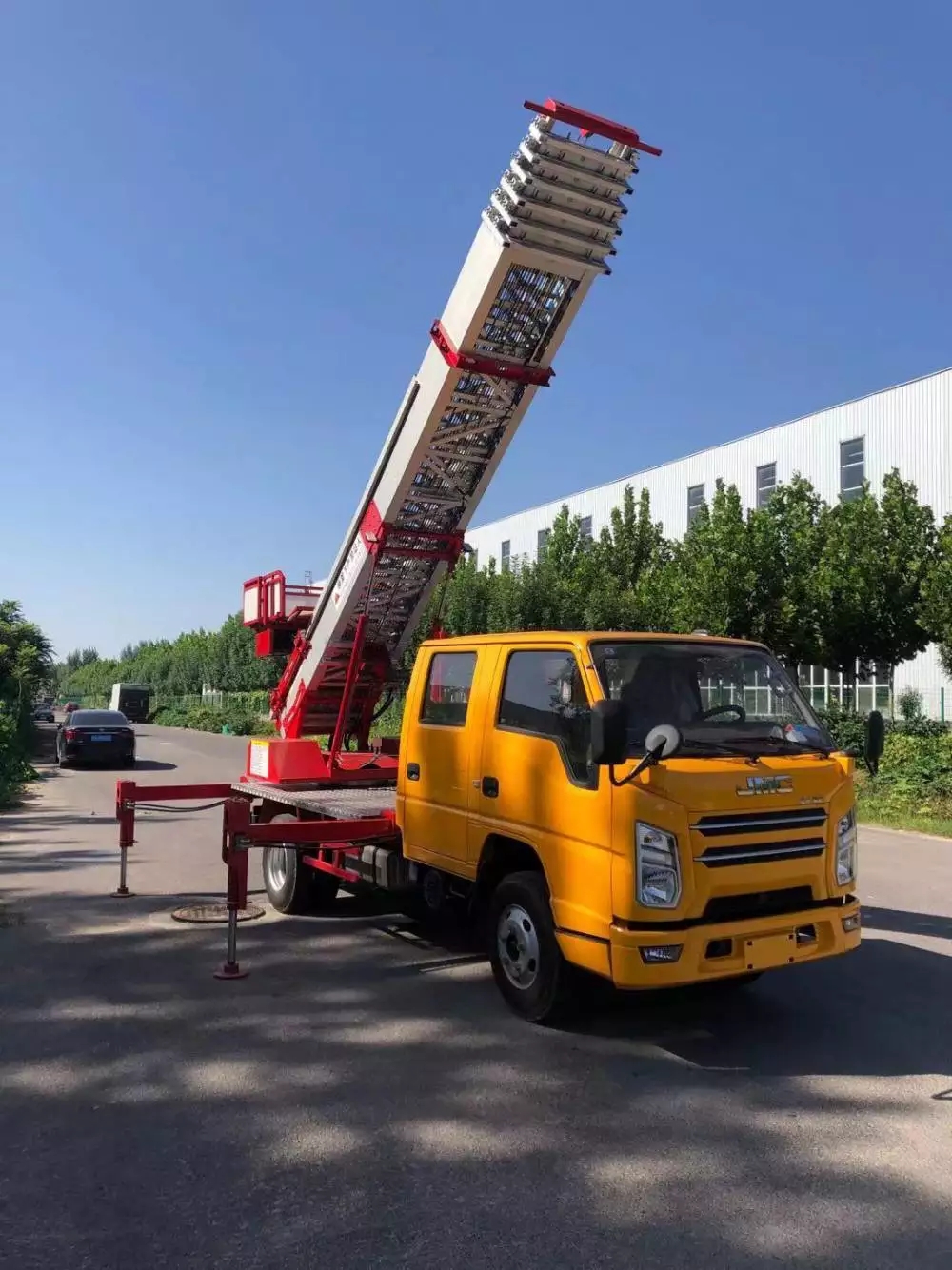 沙田镇附近的云梯车出租服务：轻松解决高空作业需求